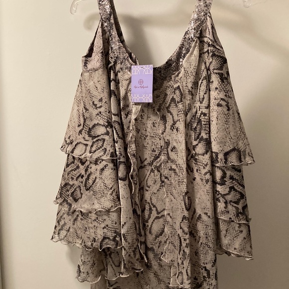 Hot in Hollywood off the shoulder blouse - Picture 7 of 11